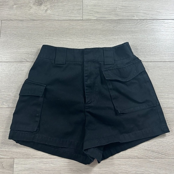 Aritzia TNA Black Cargo 3" Shorts - Picture 2 of 12